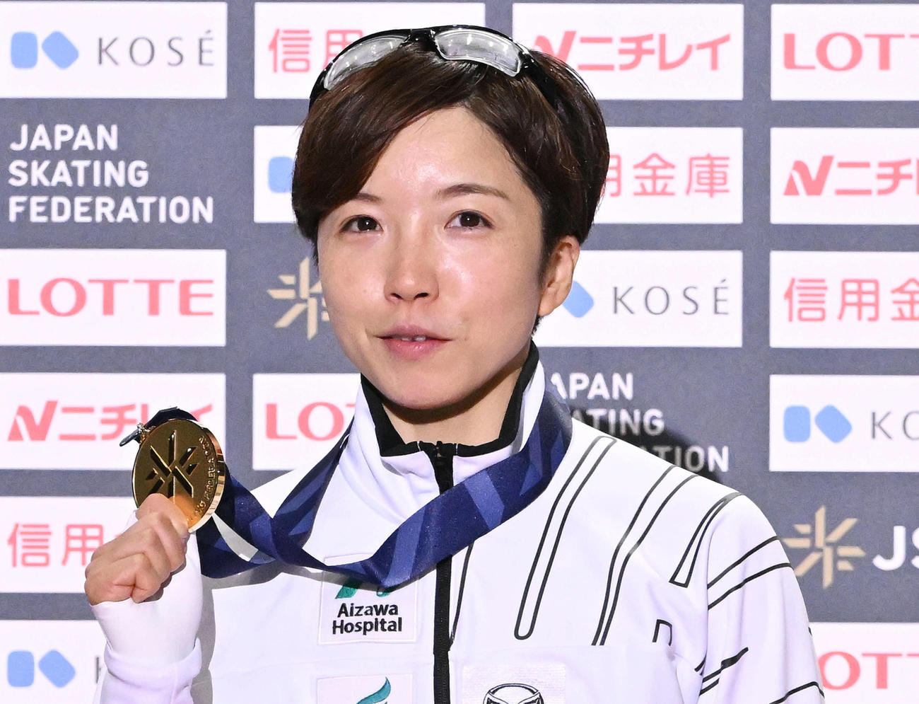 女子500メートルで優勝しメダルを手にする小平（撮影・滝沢徹郎）