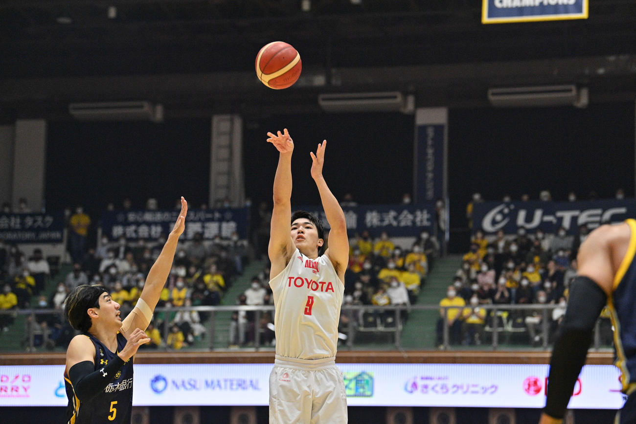 宇都宮対A東京　シュートを放つA東京安藤（コピーライトBLEAGUE））