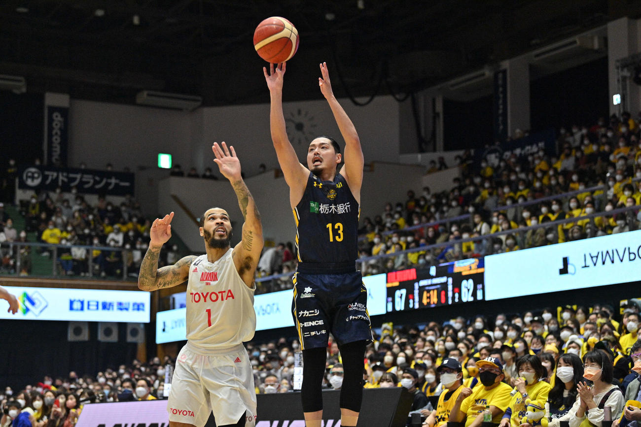 宇都宮対A東京　3Pシュートを打つ宇都宮渡辺（コピーライトBLEAGUE）