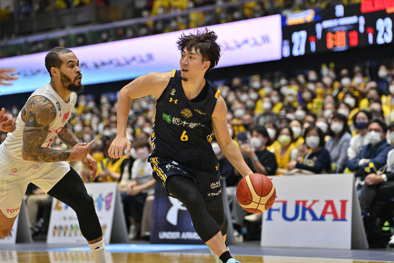 宇都宮対A東京　ドライブしながらゴールに迫る宇都宮の比江島（C）BLEAGUE