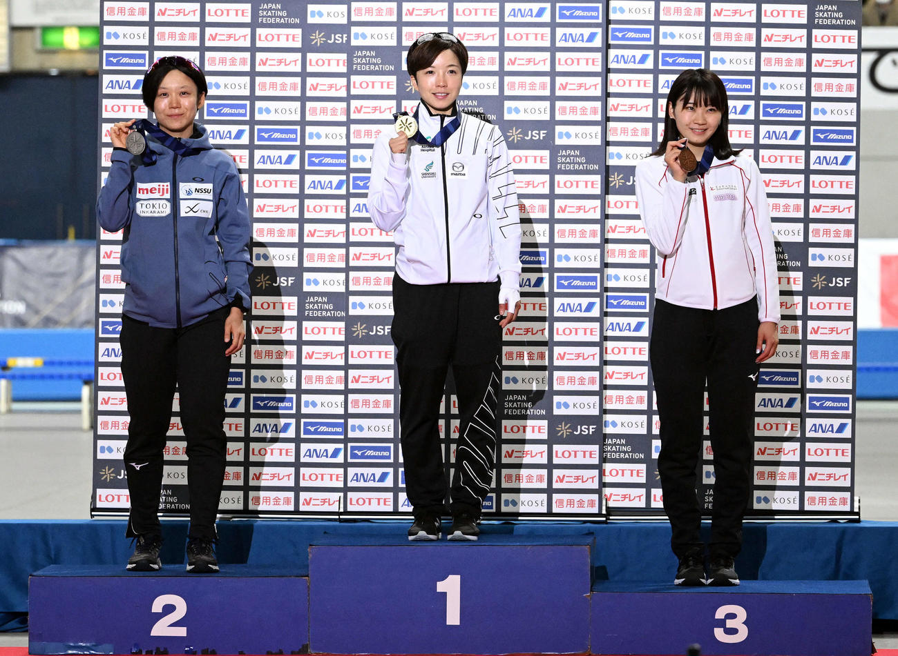 表彰式で記念撮影する女子500メートルで優勝の小平（中央）。左は2位の高木、右は3位の稲川（撮影・滝沢徹郎）