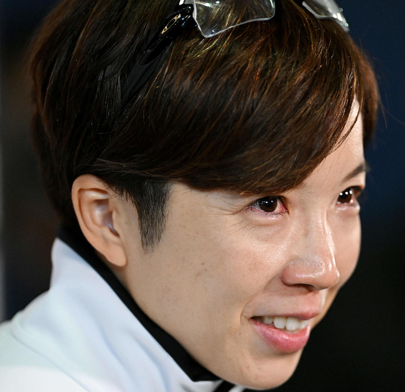 引退レースを終えた小平は目に涙を浮かべ報道陣の取材に応じる（撮影・滝沢徹郎）