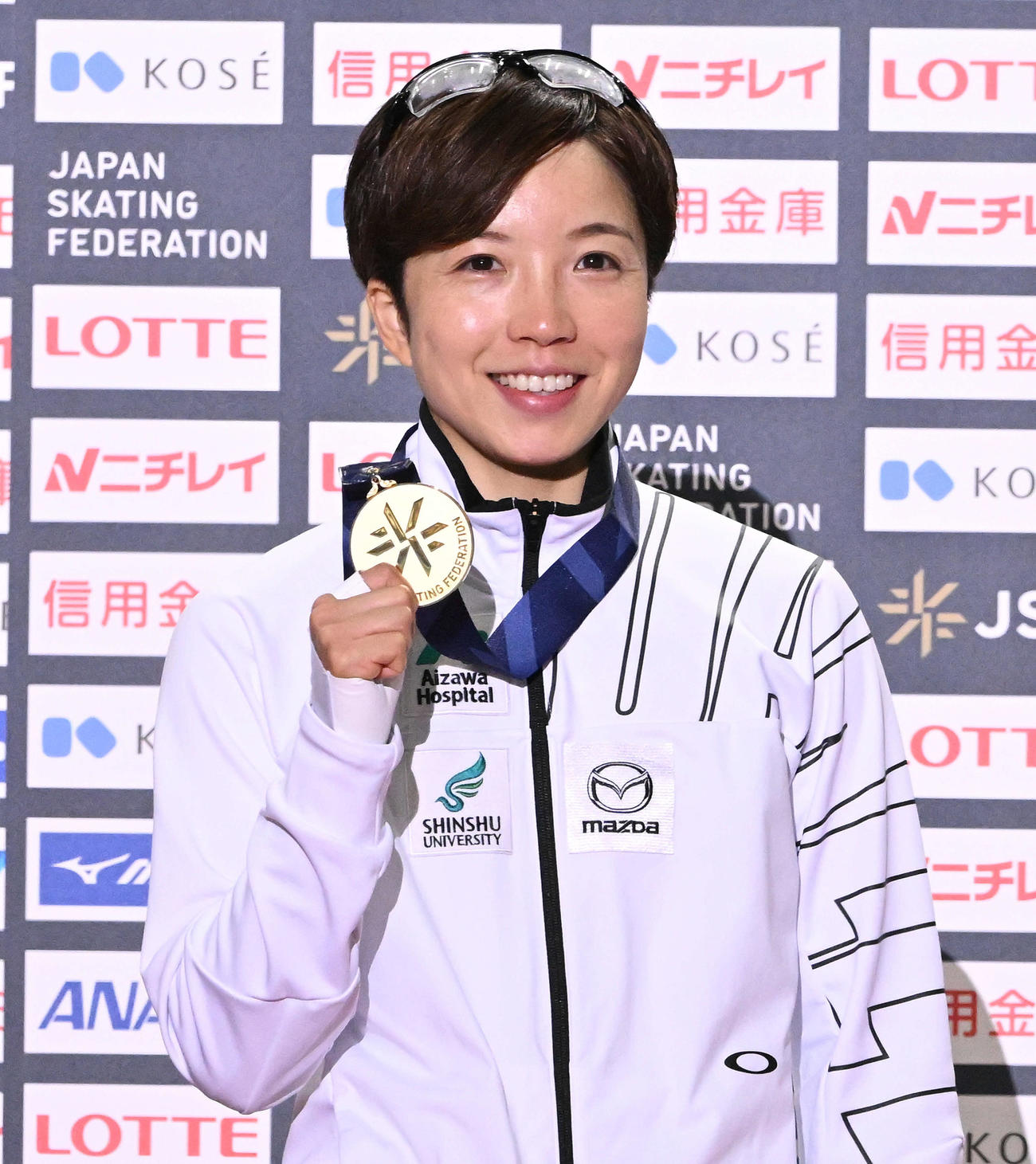 女子500メートルで優勝しメダルを手にする小平（撮影・滝沢徹郎）