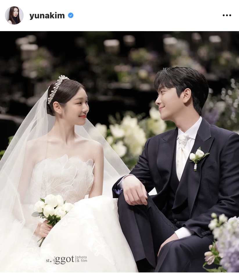 結婚式の開催を報告した金妍児さん（左）（本人のインスタグラムより）