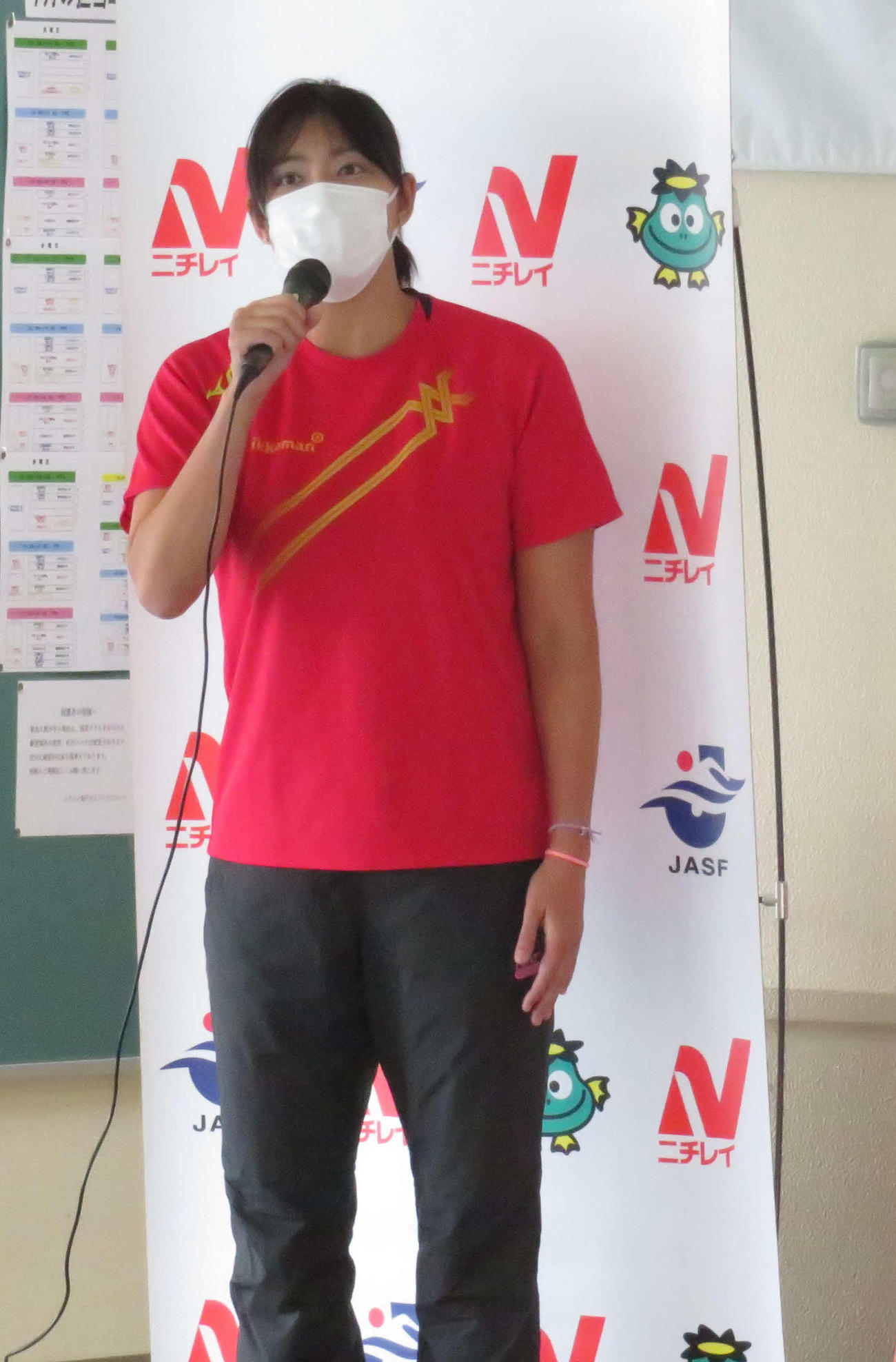 泳力検定会開会式で挨拶する上田春佳さん