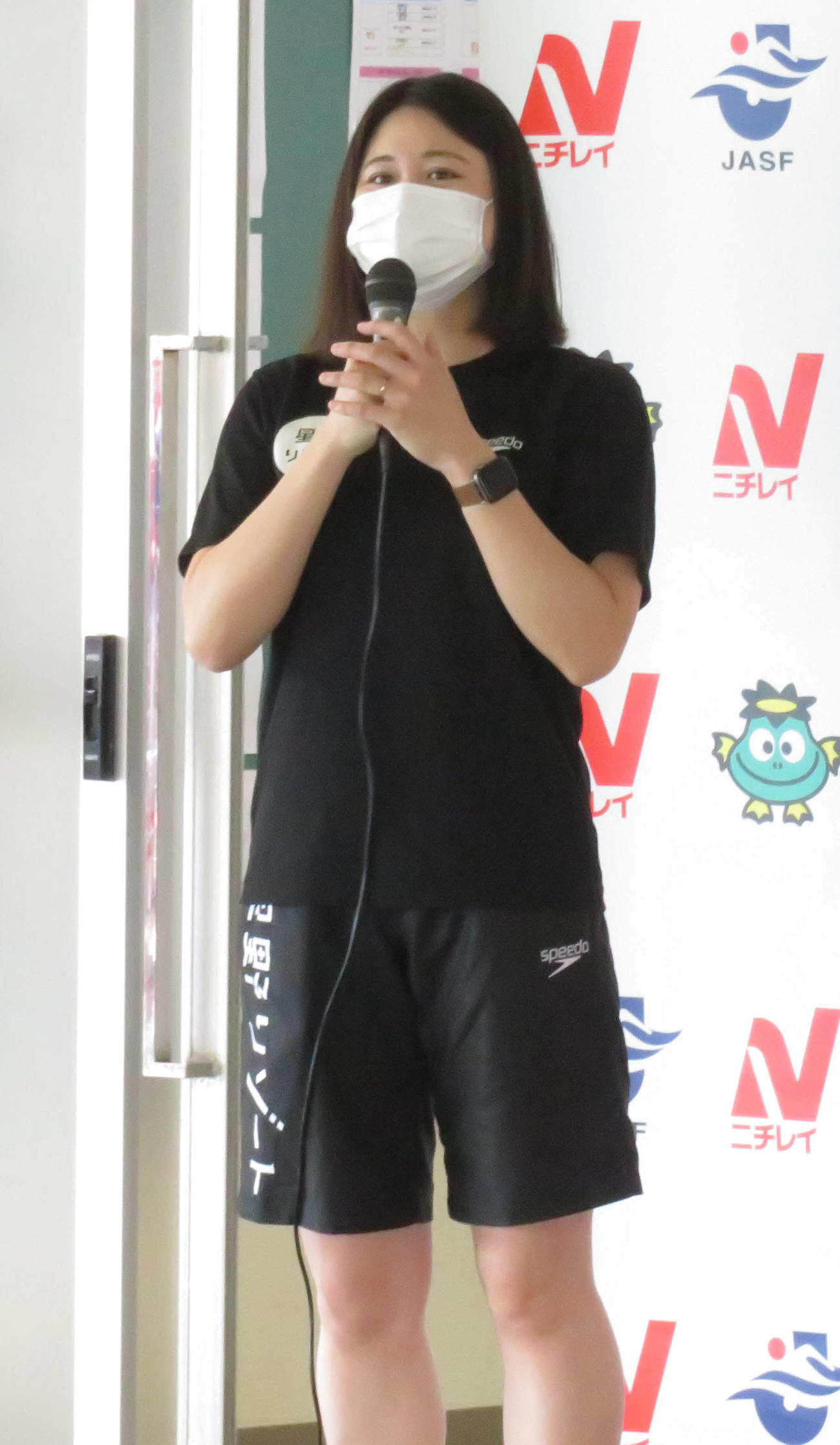 泳力検定会開会式で挨拶する山口美咲さん