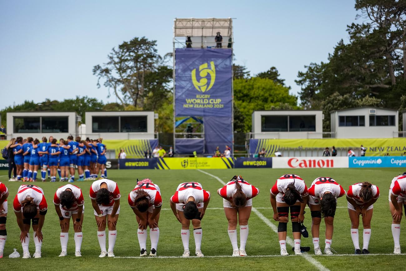 イタリア戦を終えて客席にお辞儀する日本代表「サクラフィフティーン」（C）JRFU