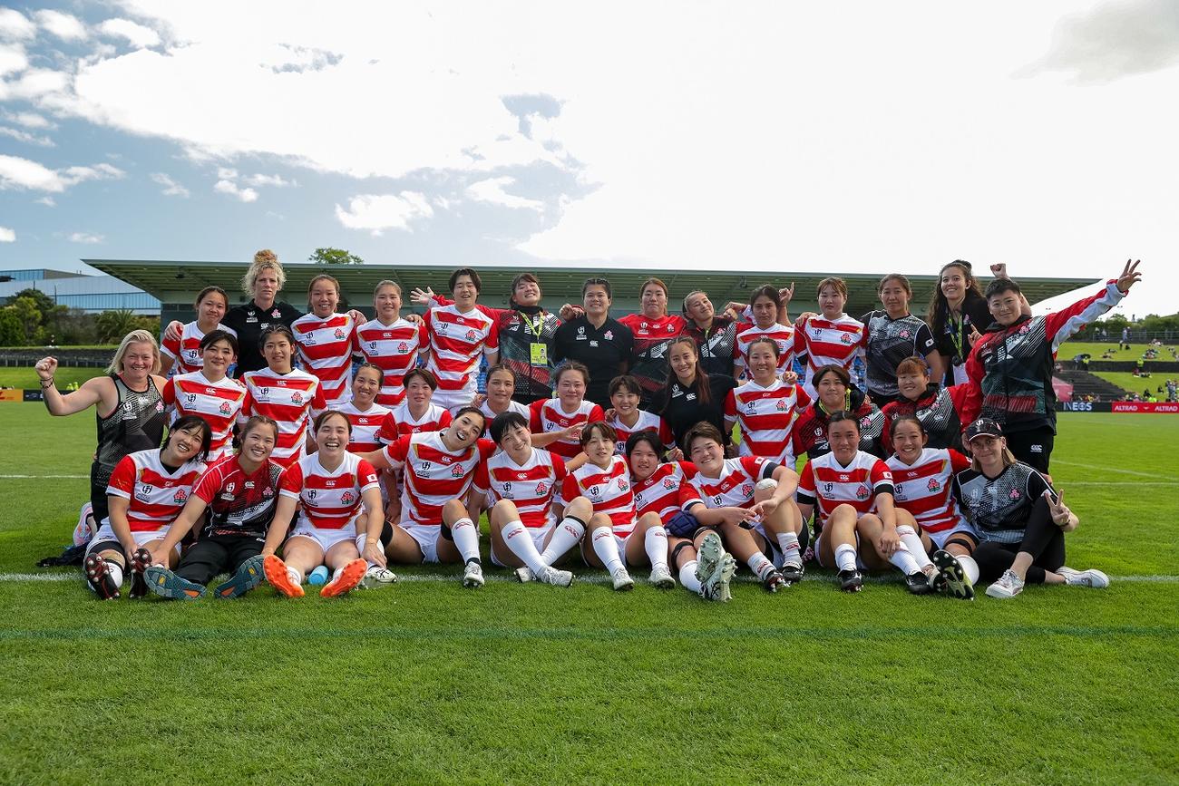 イタリア戦を終えて笑顔で写真に納まる日本代表（C）JRFU