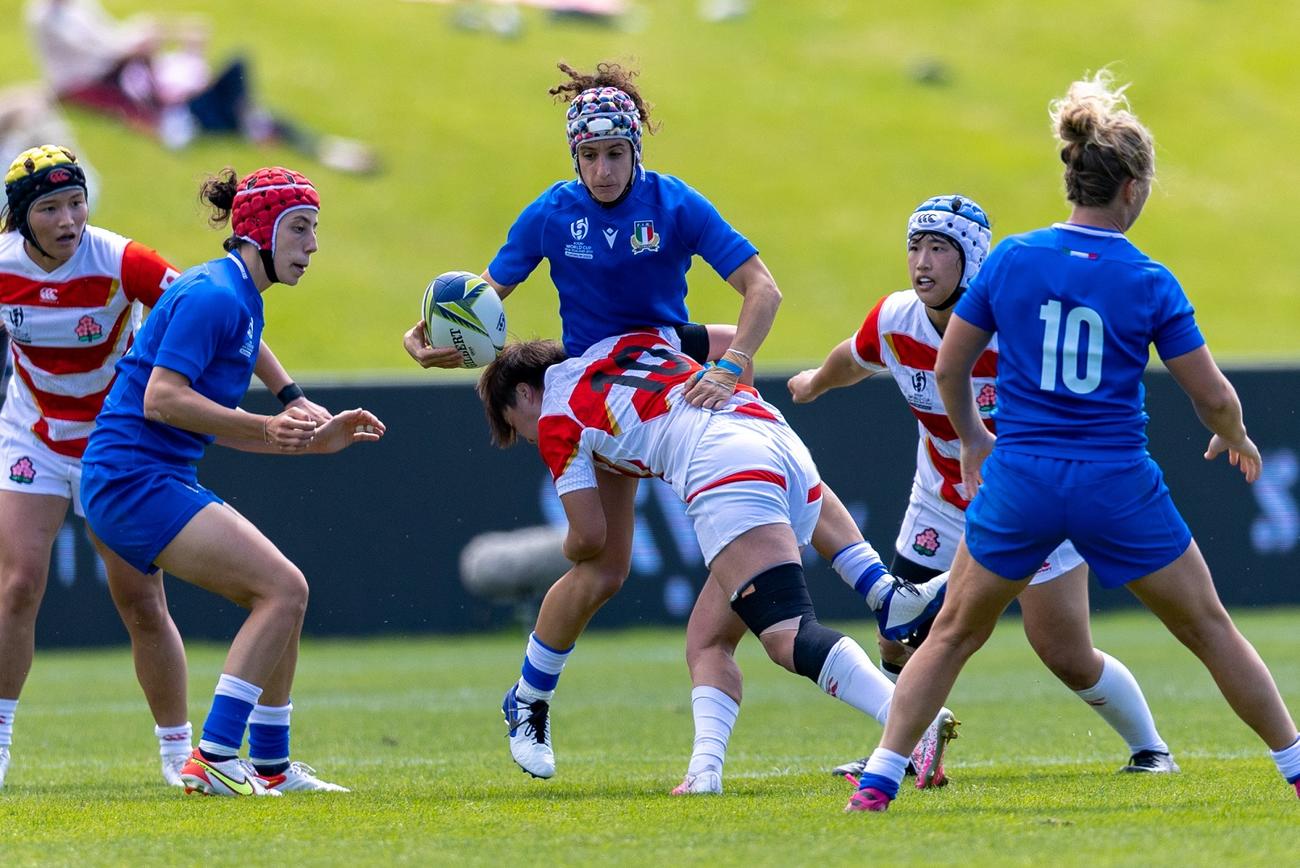 イタリアの選手にタックルする日本のSO大塚朱紗（中央）（C）JRFU