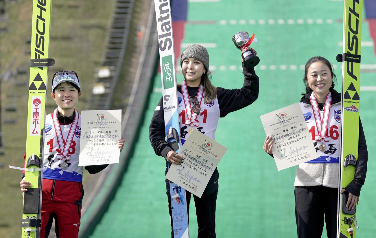 ラージヒル女子で優勝した高梨沙羅。左は2位の伊藤有希、右は3位の勢藤優花（共同）