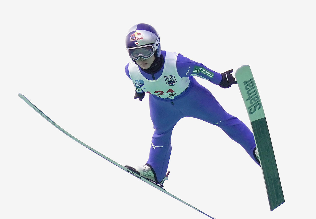 ラージヒル女子で優勝した高梨沙羅の1回目（共同）