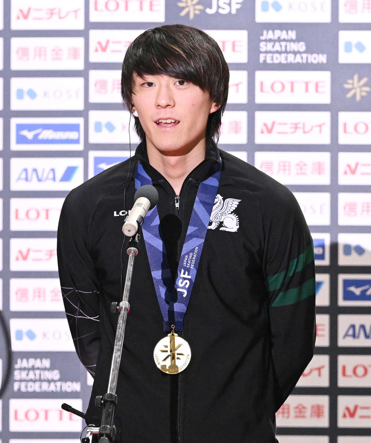 男子1000メートルで優勝しインタビューを受ける野々村（撮影・滝沢徹郎）