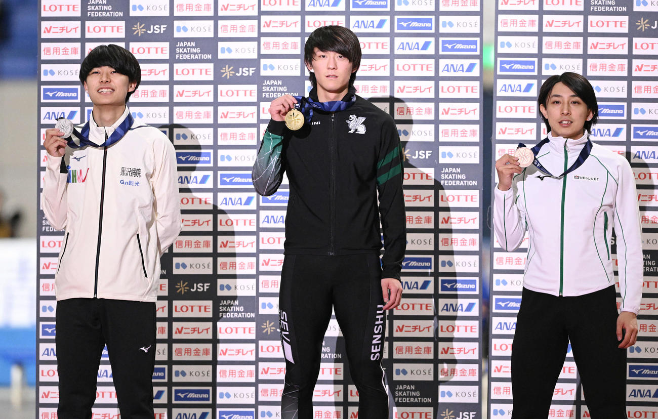 表彰式で記念撮影する男子1000メートル優勝の野々村（中央）。左は2位の山田和と3位の山田将（撮影・滝沢徹郎）