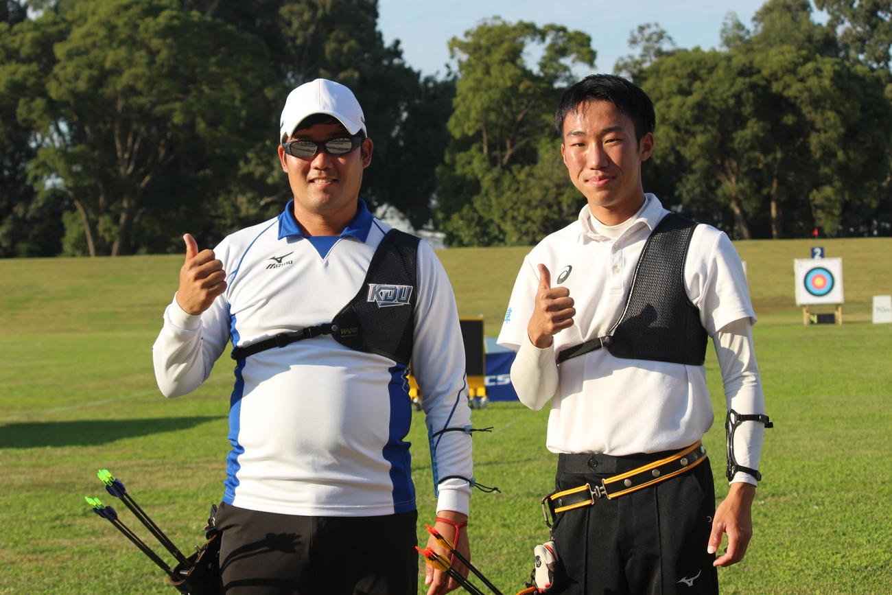 アーチェリー全日本選手権で5年ぶり5度目の優勝を果たした古川高晴（左）と準優勝した17歳の斉藤史弥（撮影・首藤正徳）