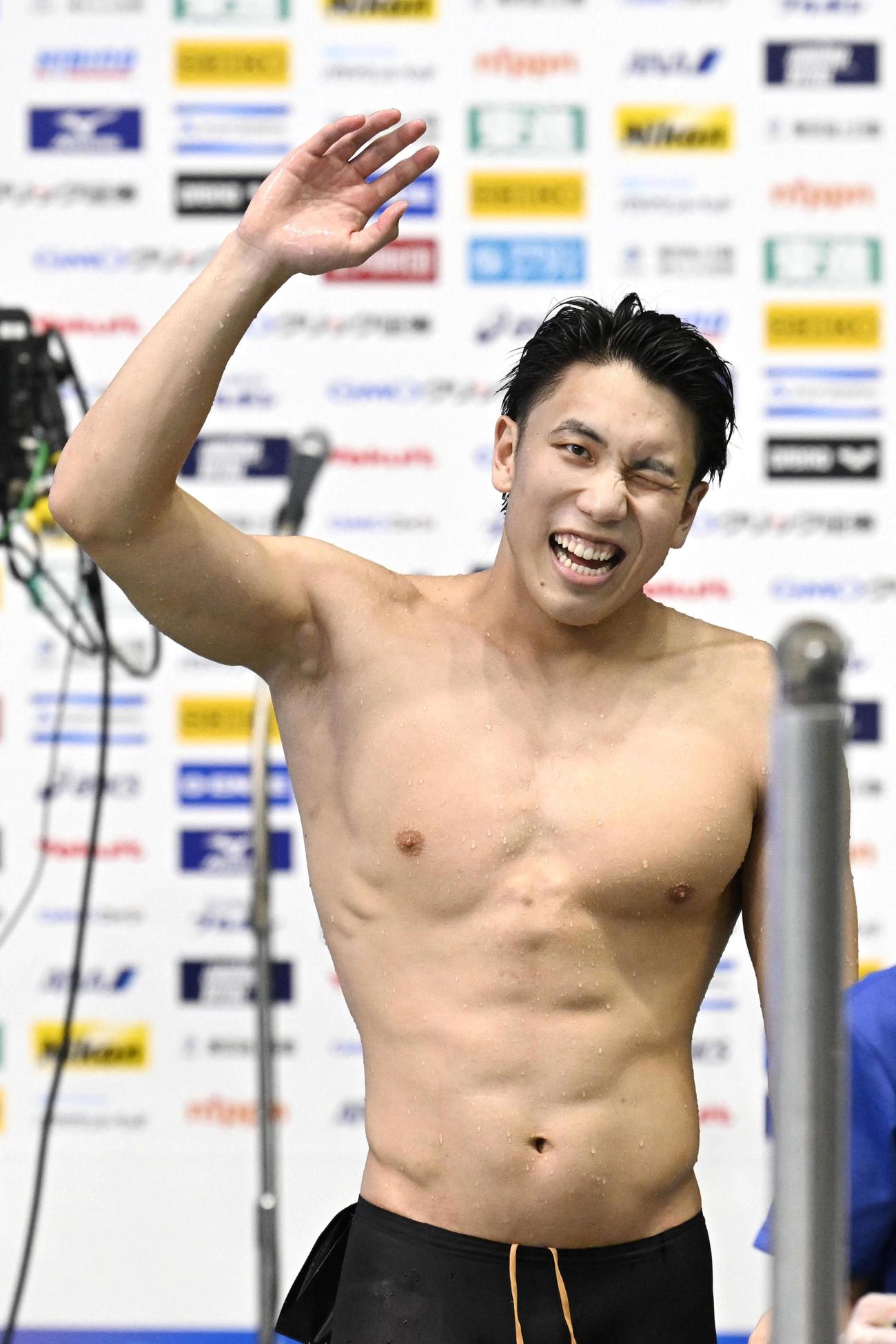 優勝し、拍手に応える松元克央（共同）