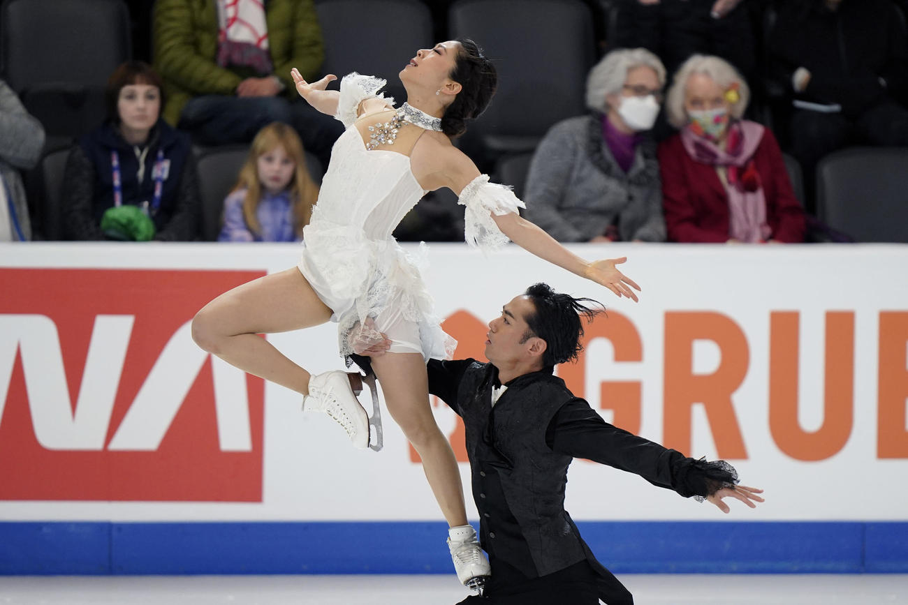 フリーダンスの演技をする村元哉中（左）と高橋大輔（AP）