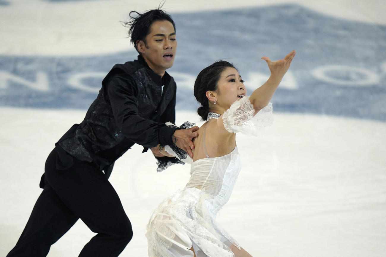 フリーダンスの演技をする高橋大輔（左）と村元哉中（AP）