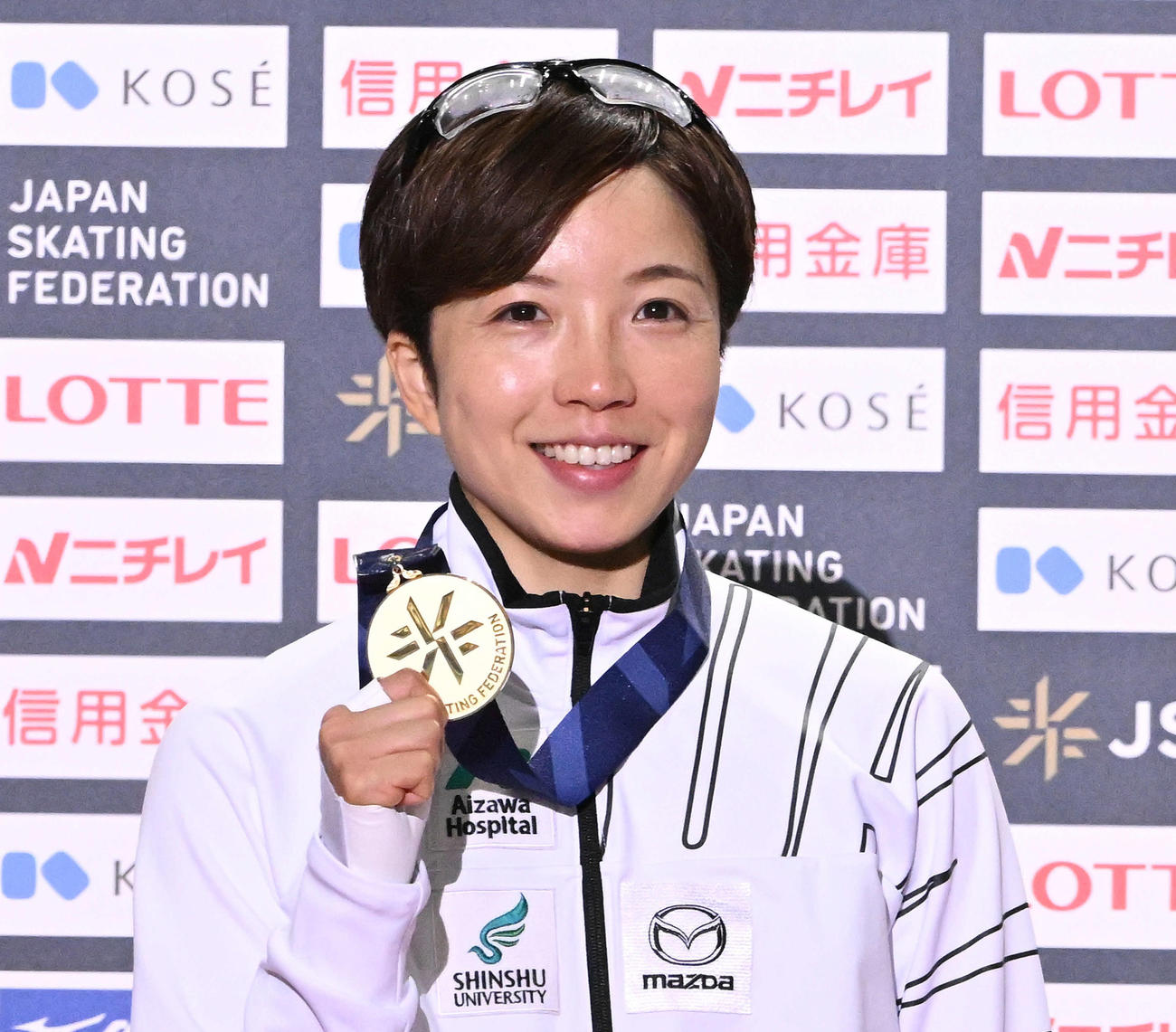 女子500メートルで優勝しメダルを手にする小平（撮影・滝沢徹郎）