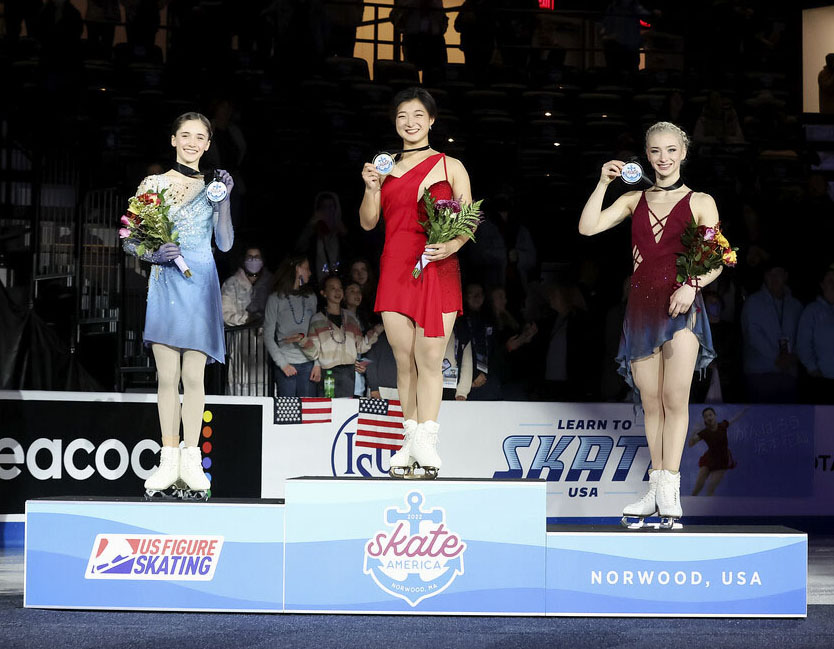 女子で優勝し、表彰台でメダルを見せる坂本花織（中央）ら＝ノーウッド（米国フィギュアスケート協会提供・共同）