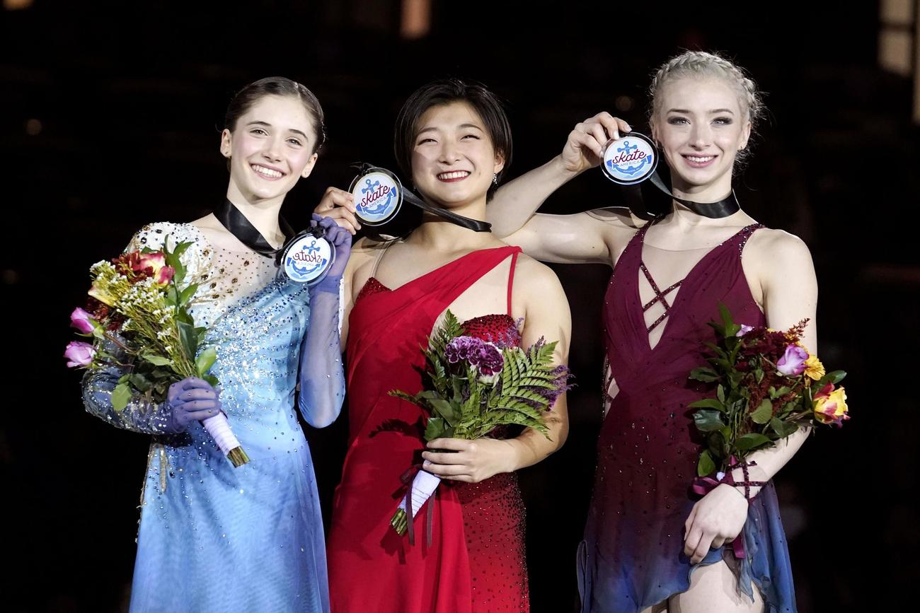女子で優勝した坂本花織（中央）。左は2位のイザボー・レビト＝ノーウッド（AP＝共同）