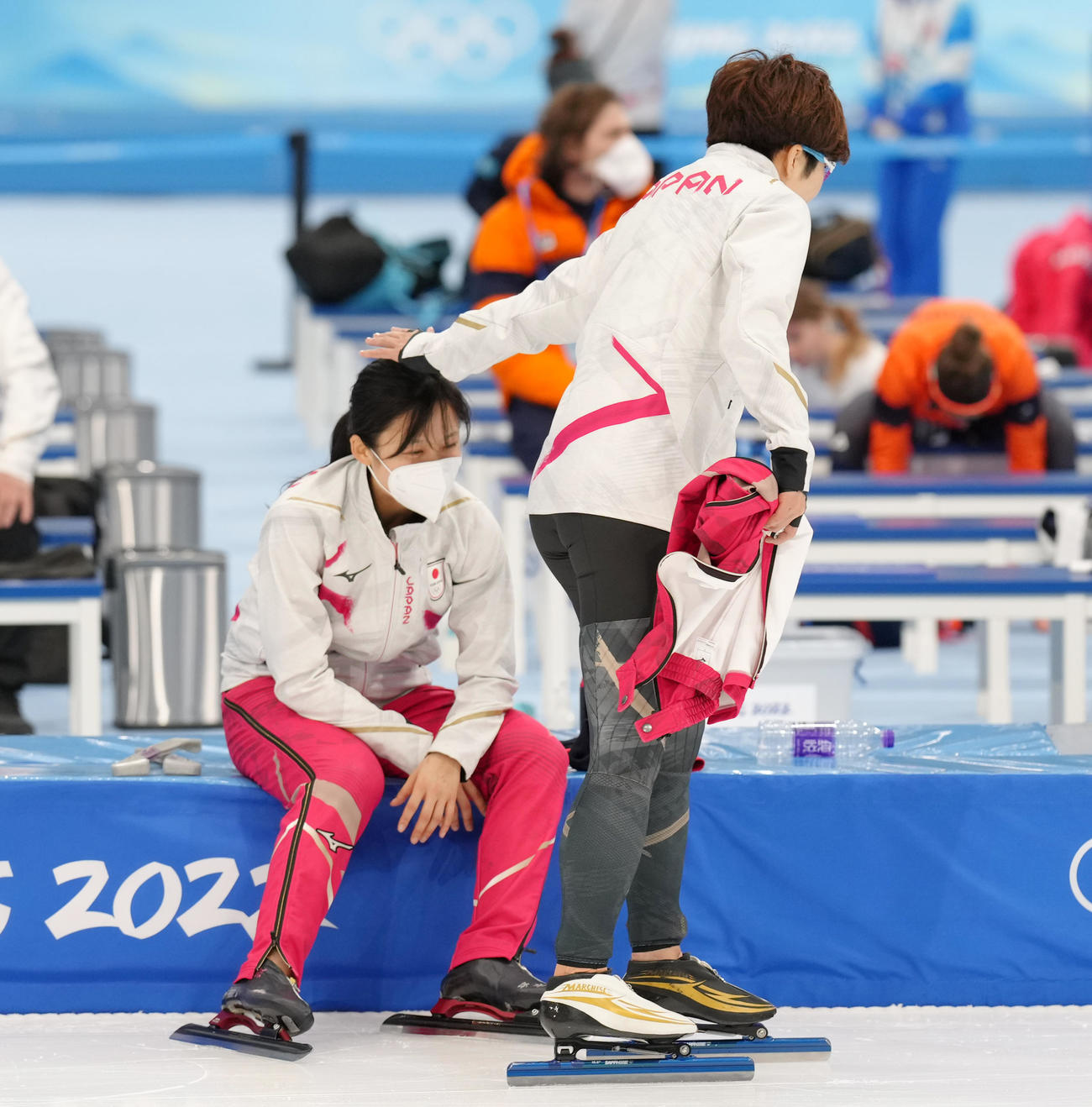 22年2月、北京五輪　女子1000メートルで金メダルを獲得し、小平（右）の祝福を受ける高木美帆