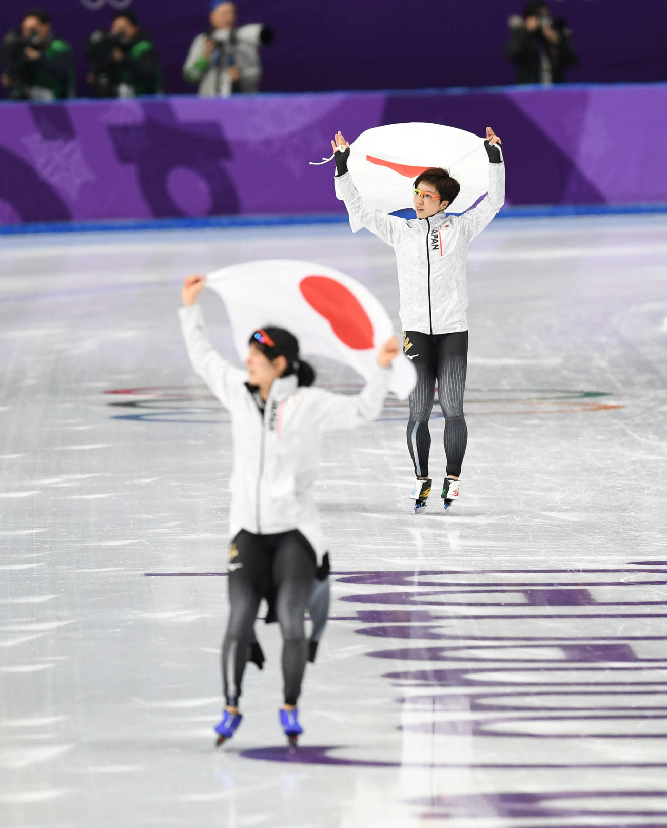 18年2月、平昌五輪　スピードスケート女子1000メートル表彰式　女子1000メートルで2位の小平奈緒（後方）は3位の高木美帆と日の丸を掲げて1周する