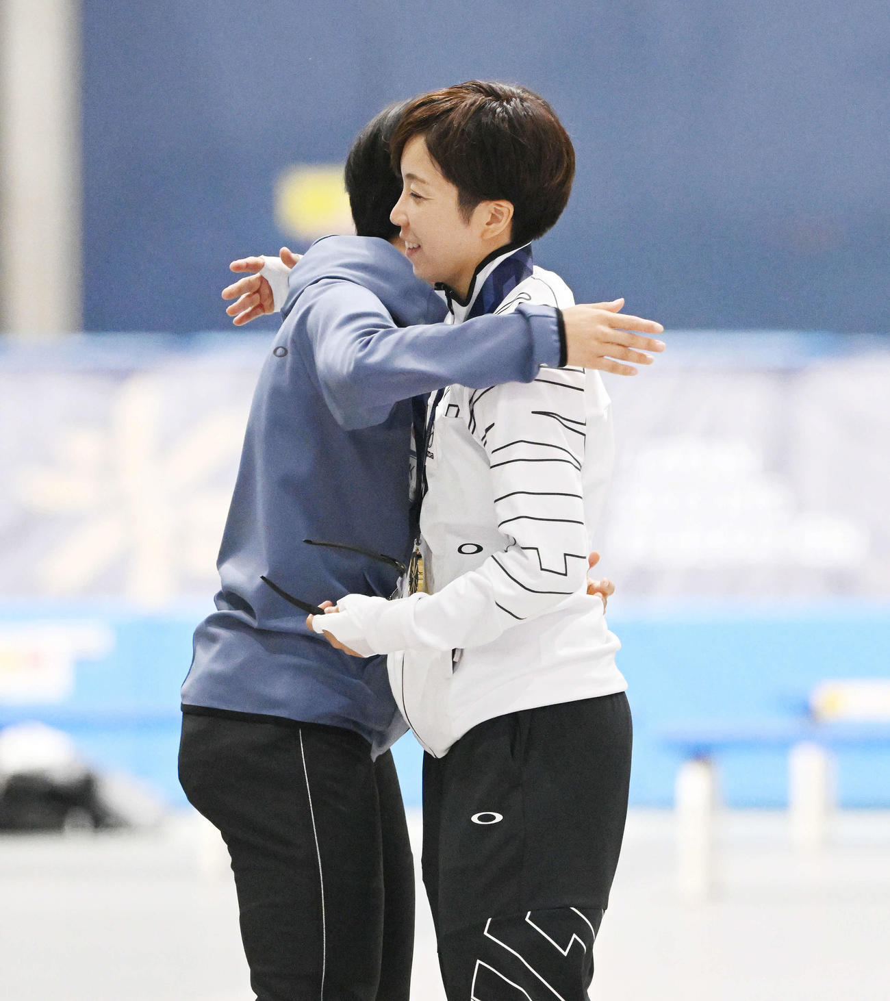 引退レースを終え、高木美帆と抱き合う小平奈緒（右）（2022年10月22日撮影）