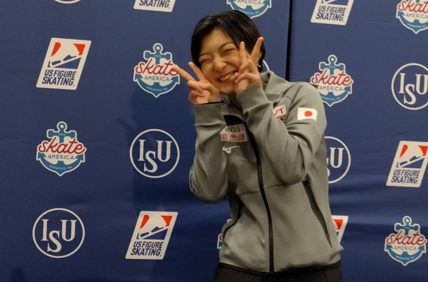 会見でちゃめっ気たっぷりにポーズを取る坂本花織