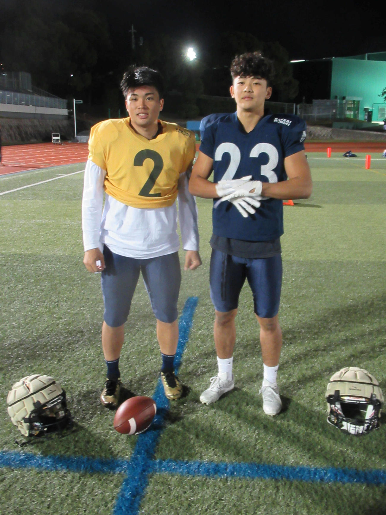 立命大との全勝対決勝利へ意気込む関大QB須田（左）とWR溝口のホットライン（2022・10・25　関西大　撮影・実藤健一）