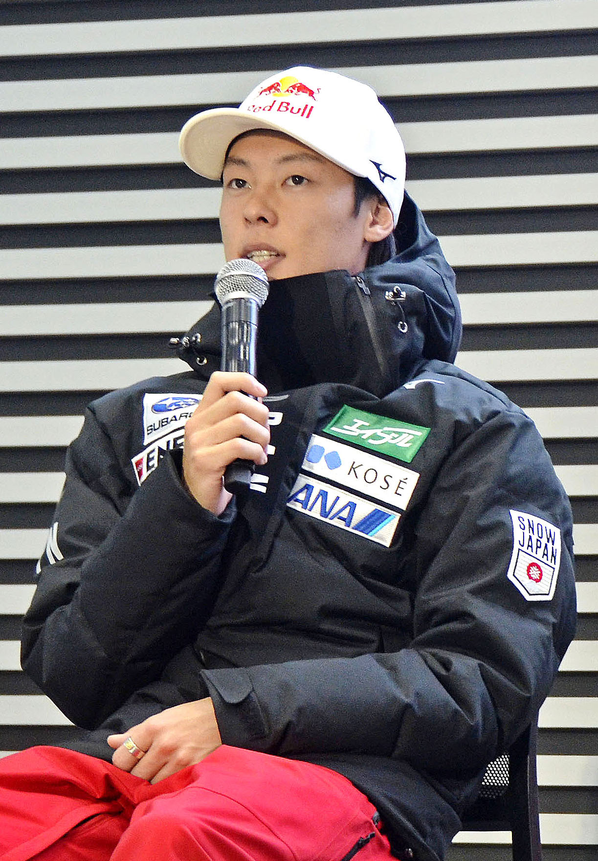 冬シーズンの本格開幕を前に、記者会見で意気込みを語るジャンプ男子の小林陵侑（共同）