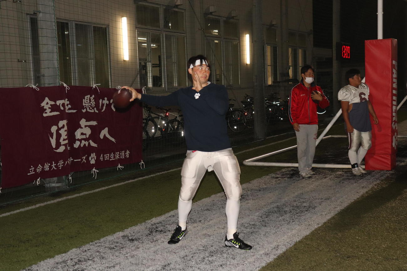 ボールを投げるQB庭山大空選手（撮影・竹本穂乃加）＝2022年10月26日、立命館大学びわこ・くさつキャンパス