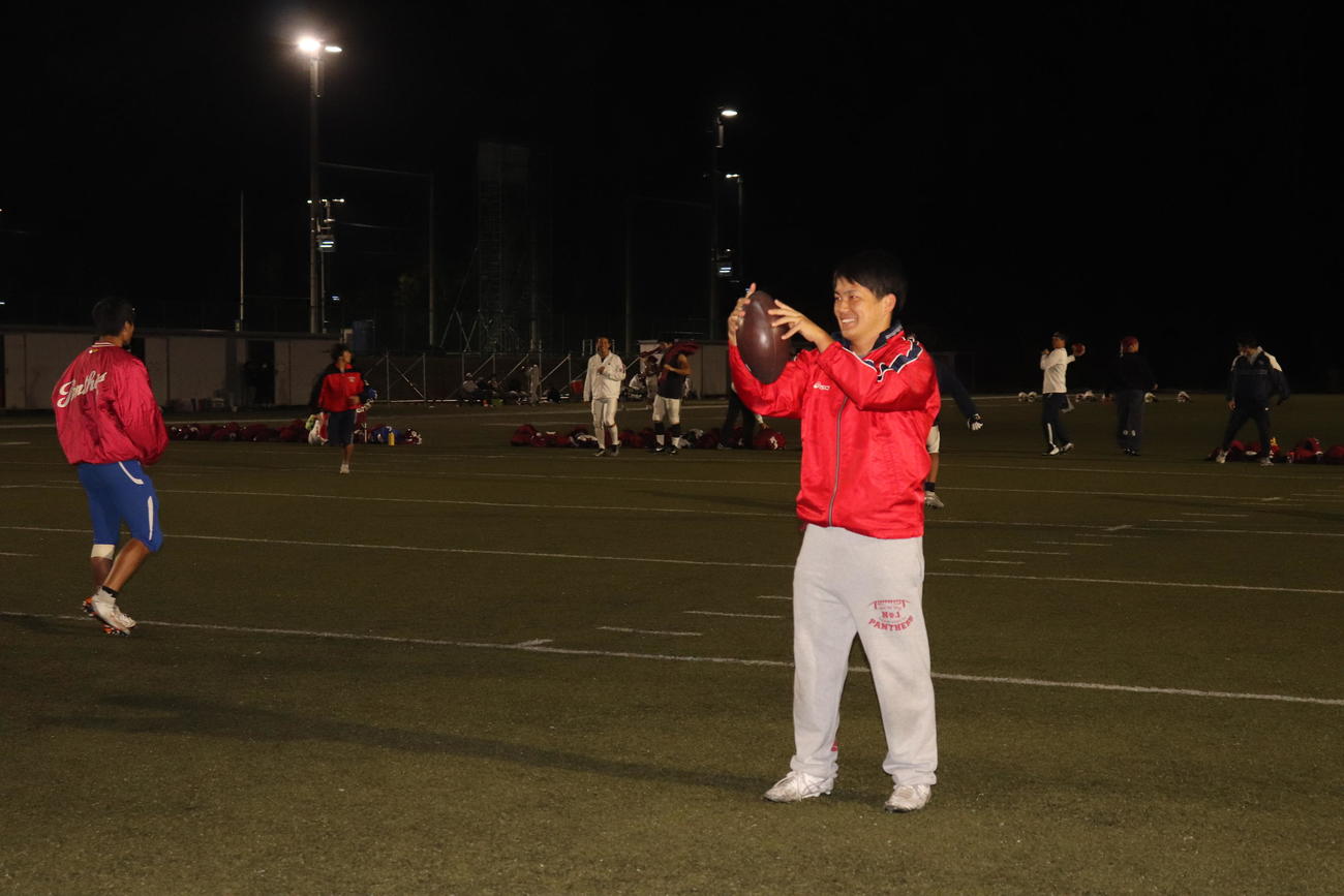 ボールを受け取る主将のWR伊佐真輝選手（撮影・竹本穂乃加）＝2022年10月26日、立命館大学びわこ・くさつキャンパス