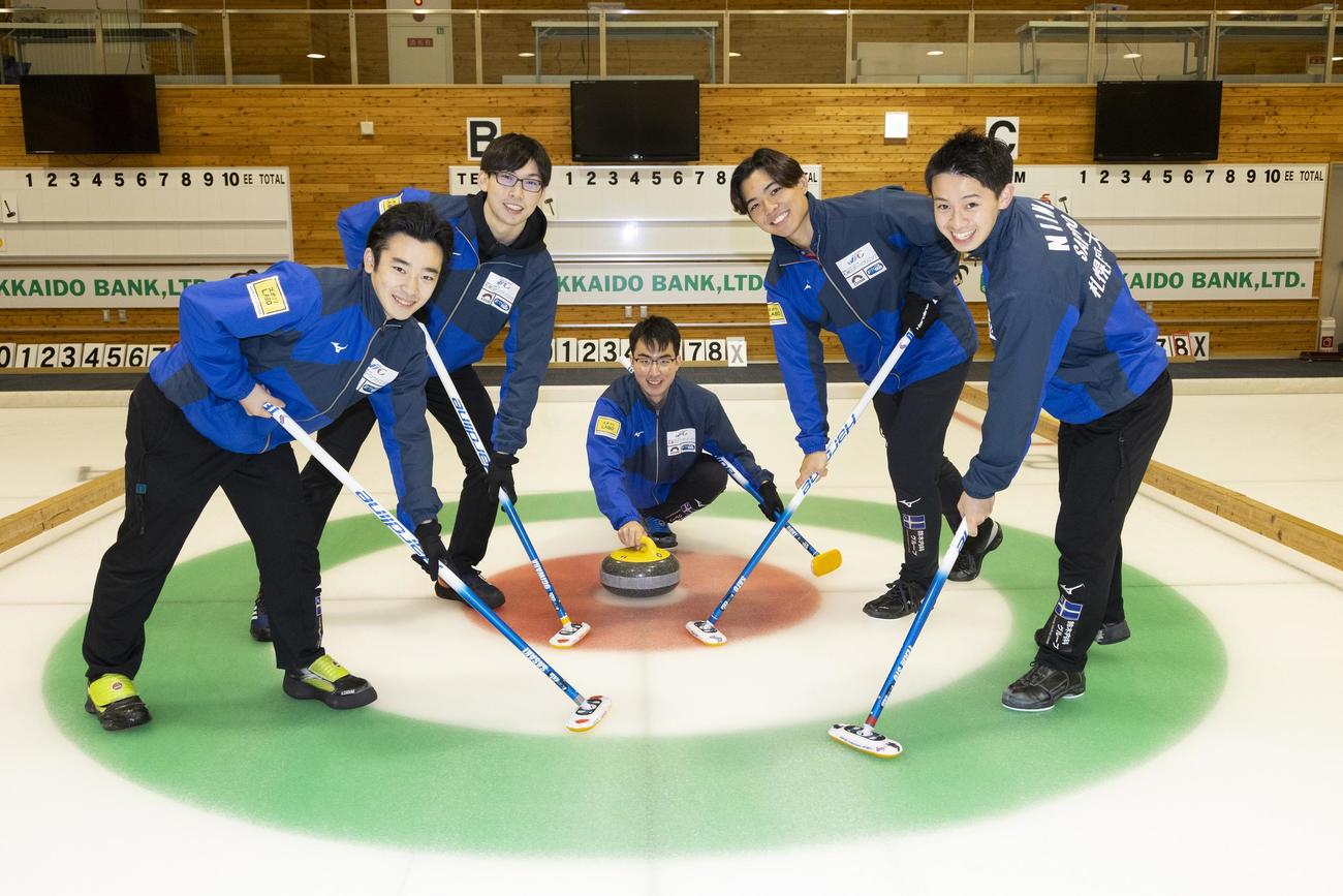 カナダに遠征し本格的なシーズンを迎える札幌国際大の（左から）リザーブ佐々木、セカンド荻原、フォース青木、スキップ佐藤、リード新野（チーム提供）