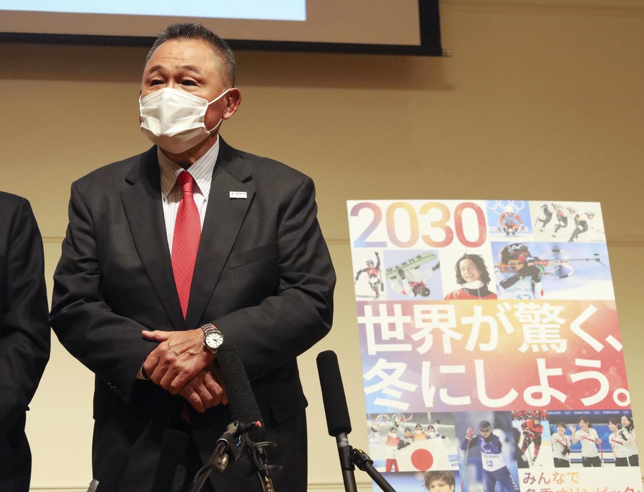 報道陣の取材に応じるJOCの山下泰裕会長（共同）
