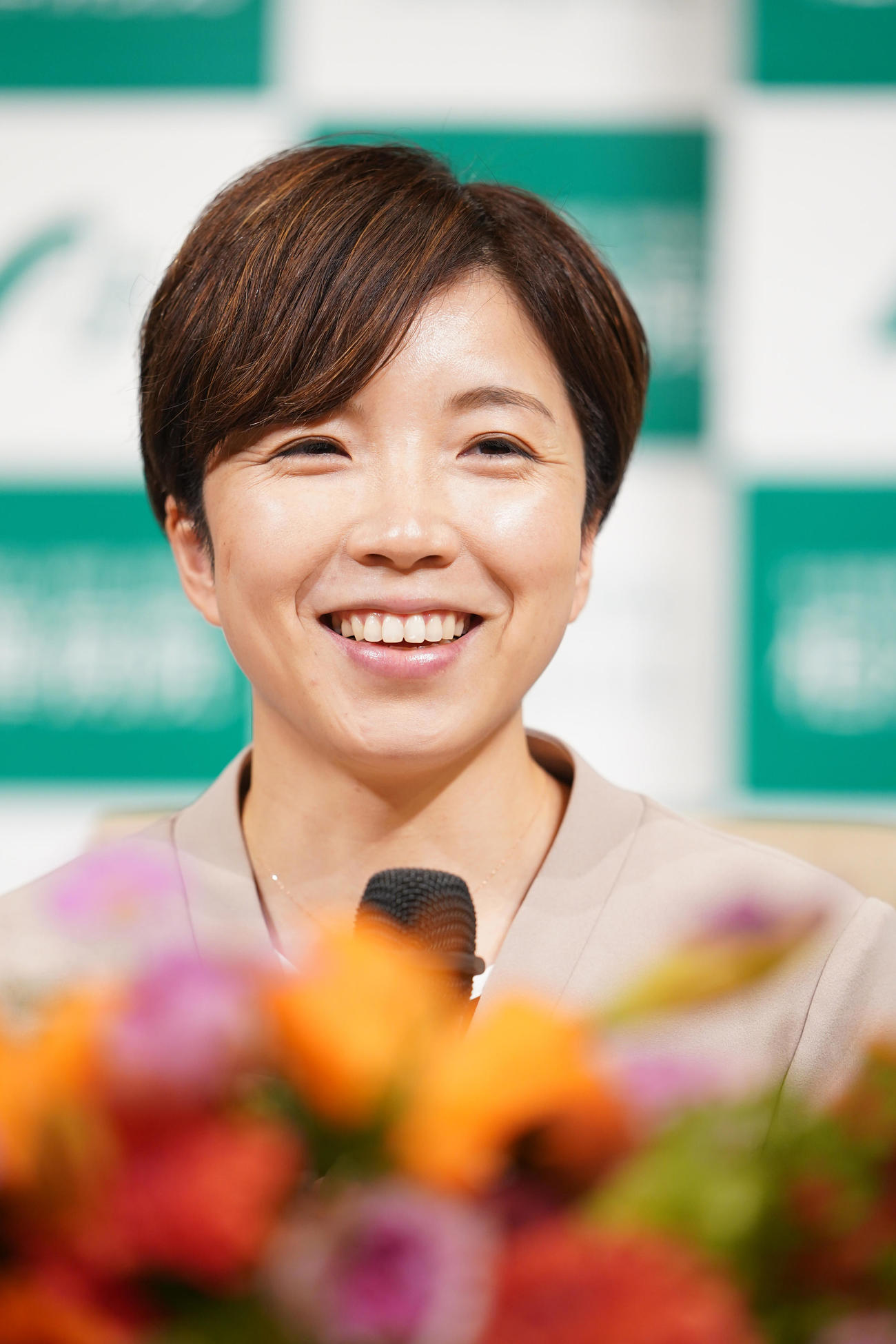 引退会見で笑顔を見せる小平さん（撮影・垰建太）