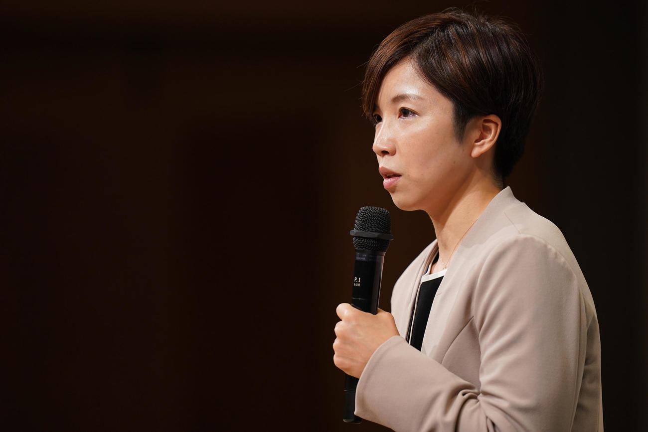 引退会見を行う小平さん（撮影・垰建太）