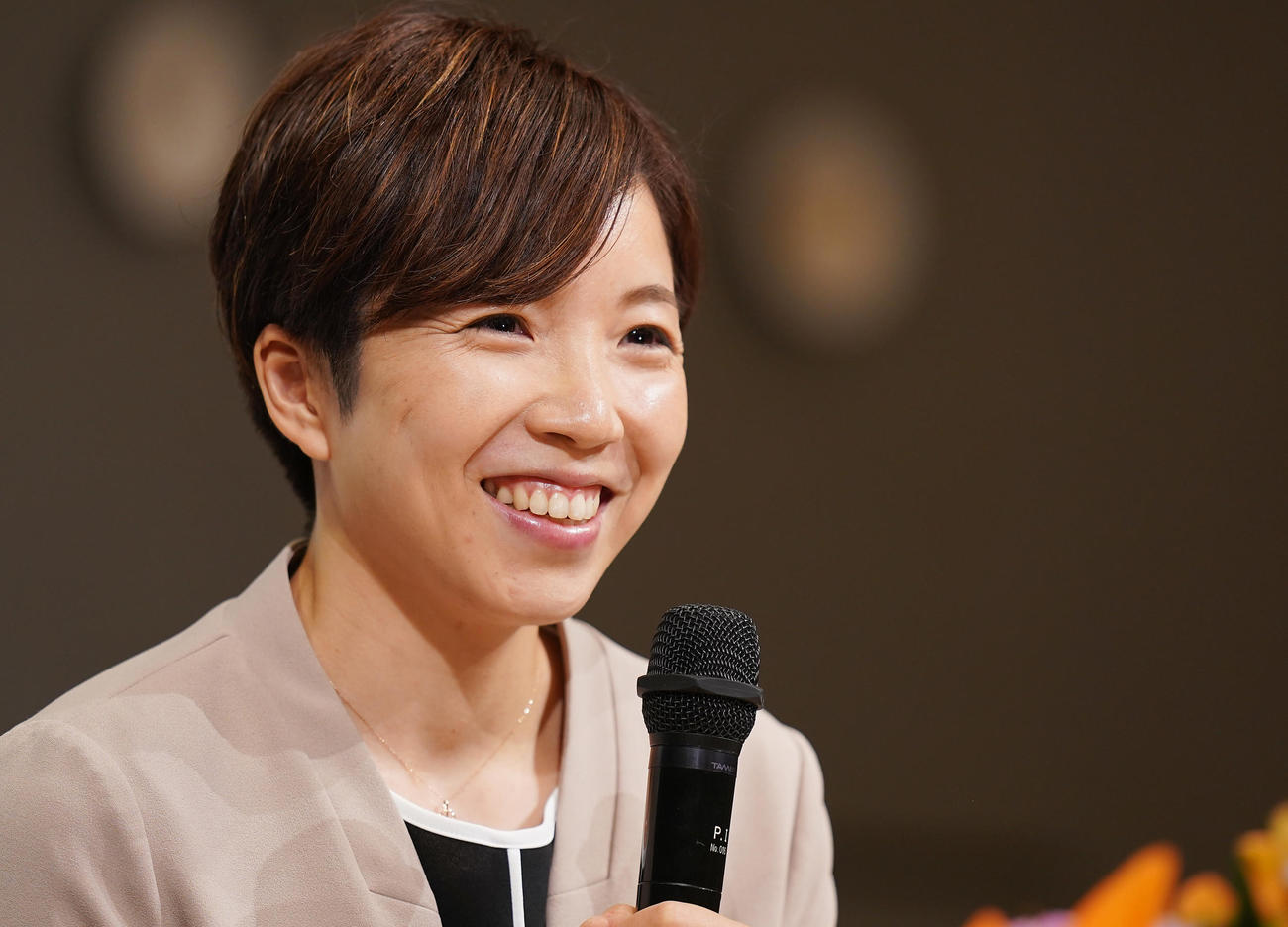 引退会見で笑顔を見せる小平さん（撮影・垰建太）