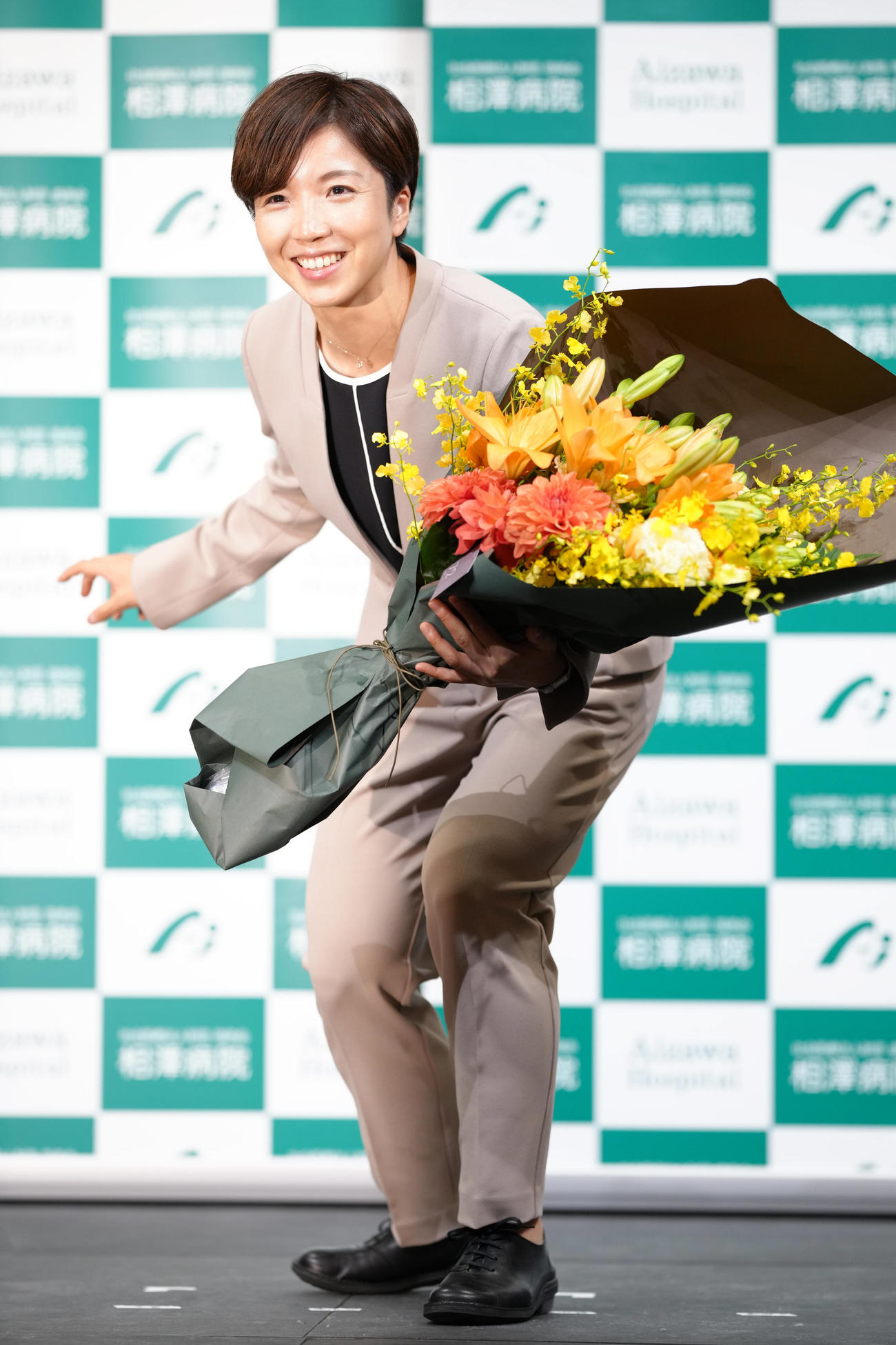 引退会見でスタートのフォームで写真に納まる小平さん（撮影・垰建太）
