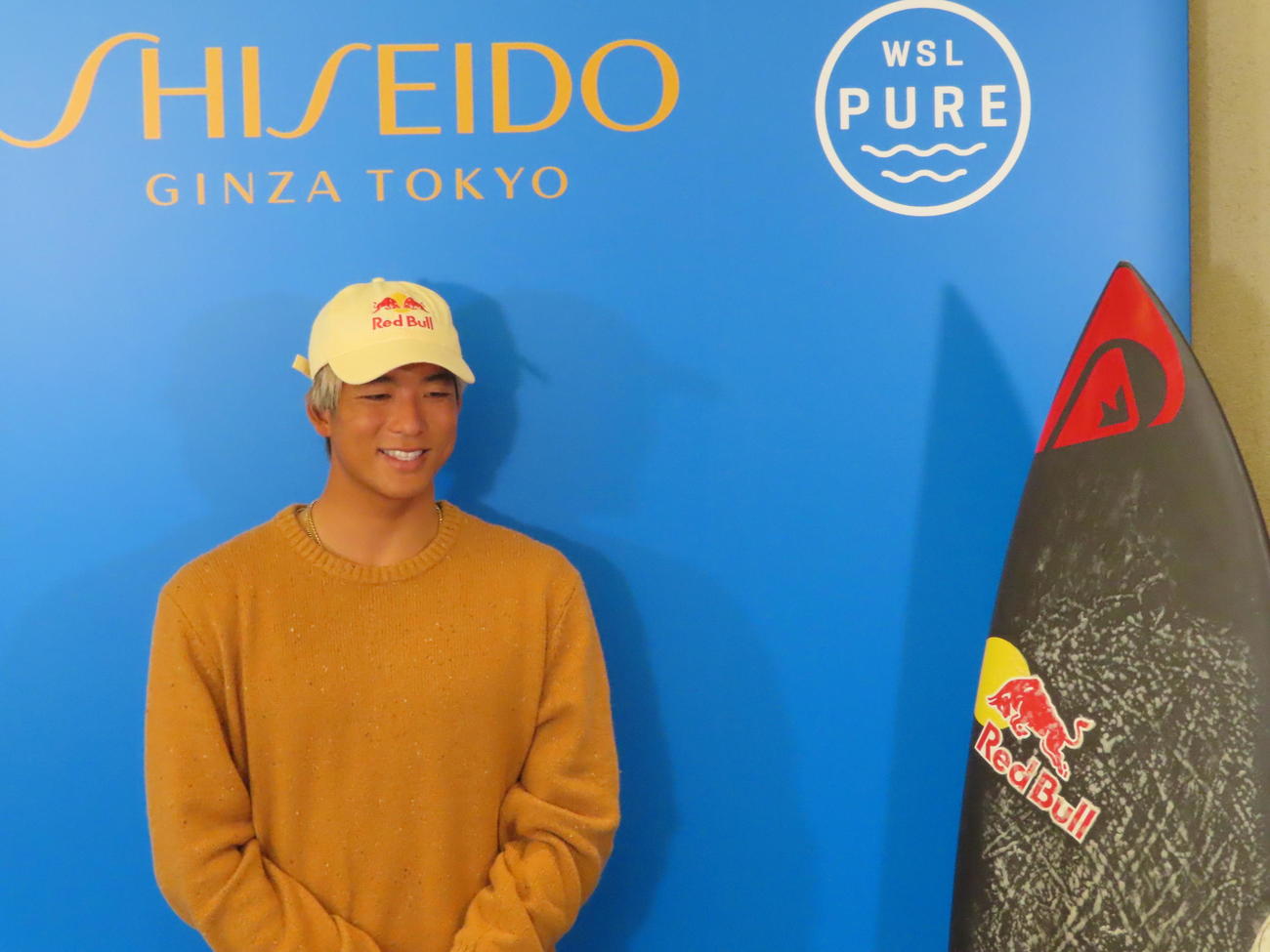自身のサーフボードとともに笑顔の五十嵐