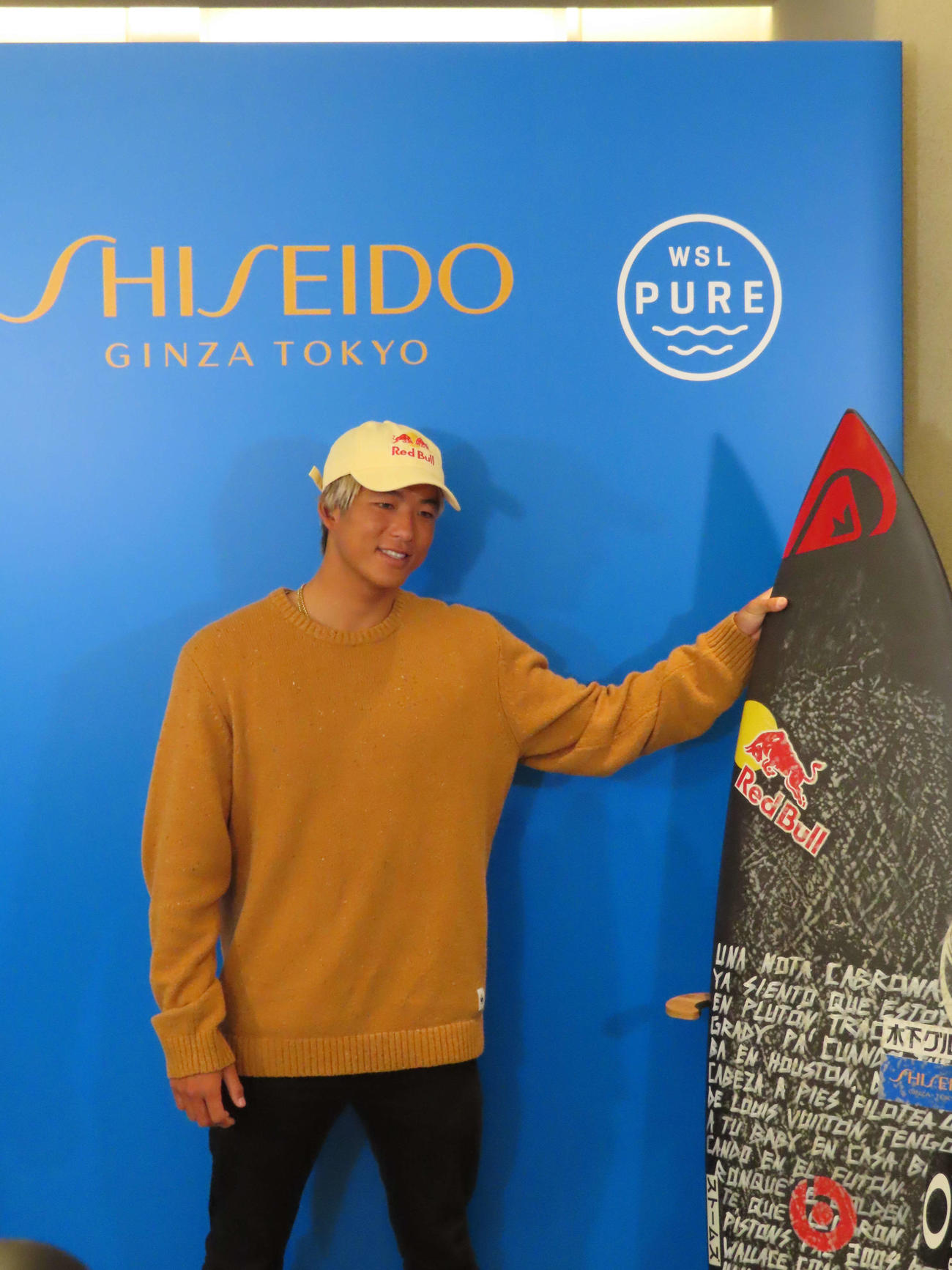 自身のサーフボードとともに笑顔の五十嵐