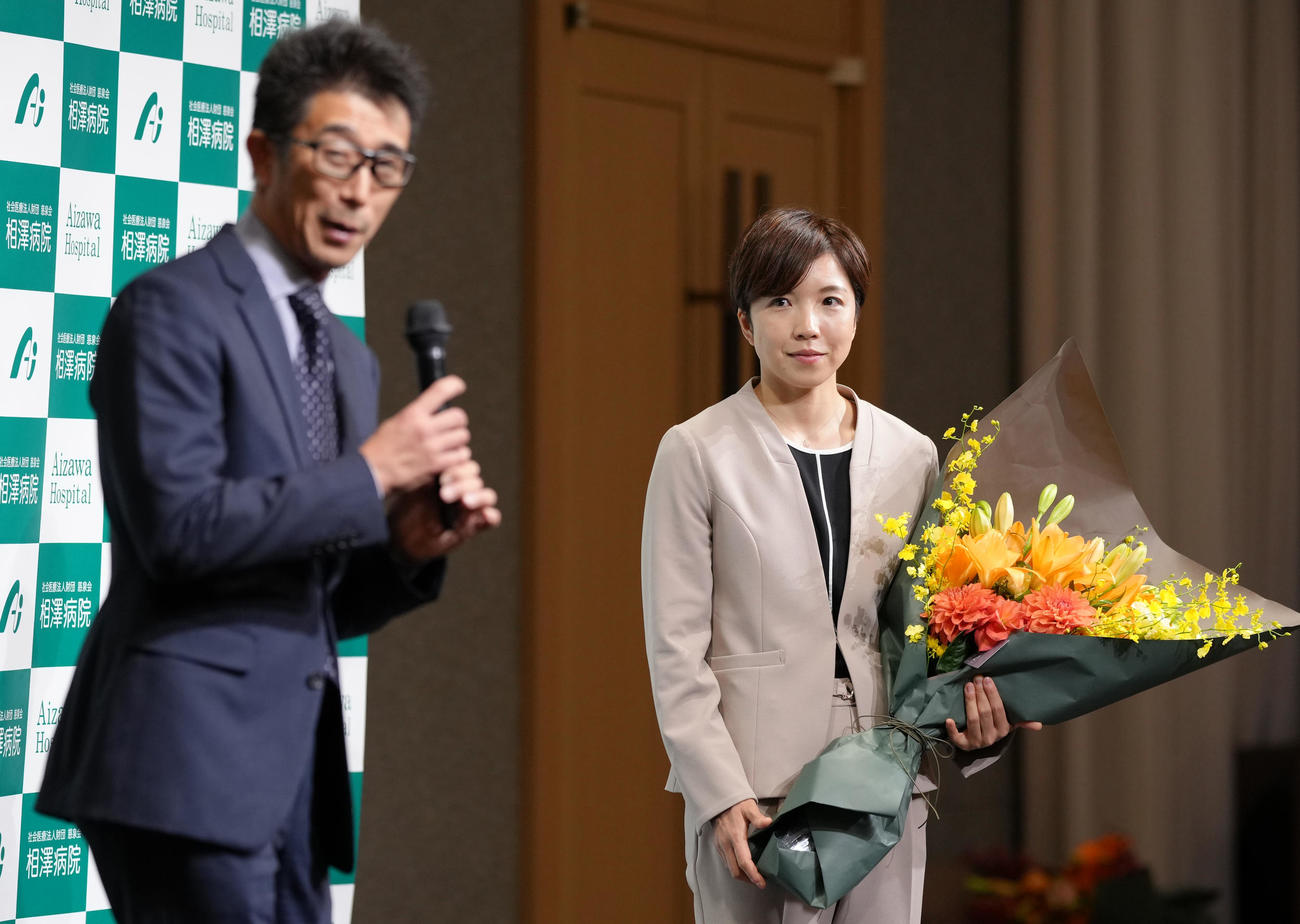 引退会見で結城コーチ（左）の言葉に瞳を潤ませながら耳を傾ける小平さん（撮影・垰建太）