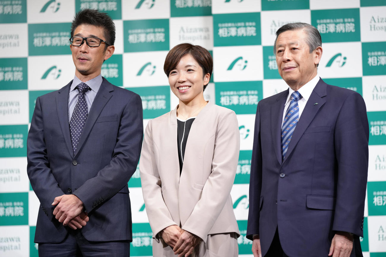 引退会見で結城コーチ（左）、相沢病院の相沢理事長と写真に納まる小平さん（撮影・垰建太）