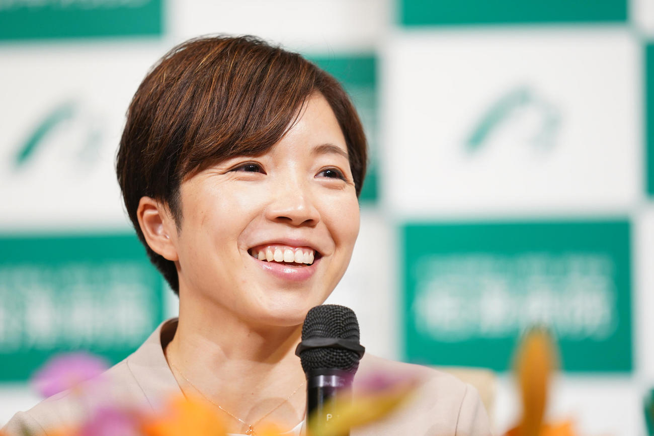 引退会見で笑顔を見せる小平さん（撮影・垰建太）