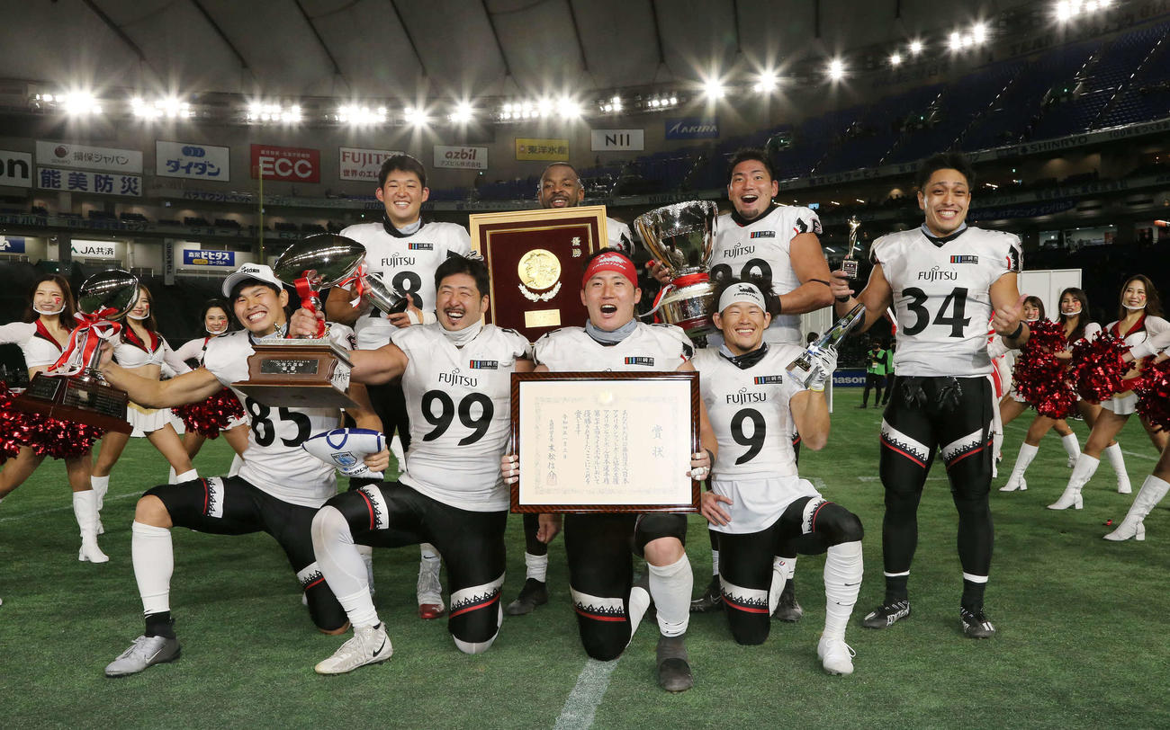 2022年1月3日、2年ぶり6回目の優勝を決めて喜ぶ富士通の選手たち