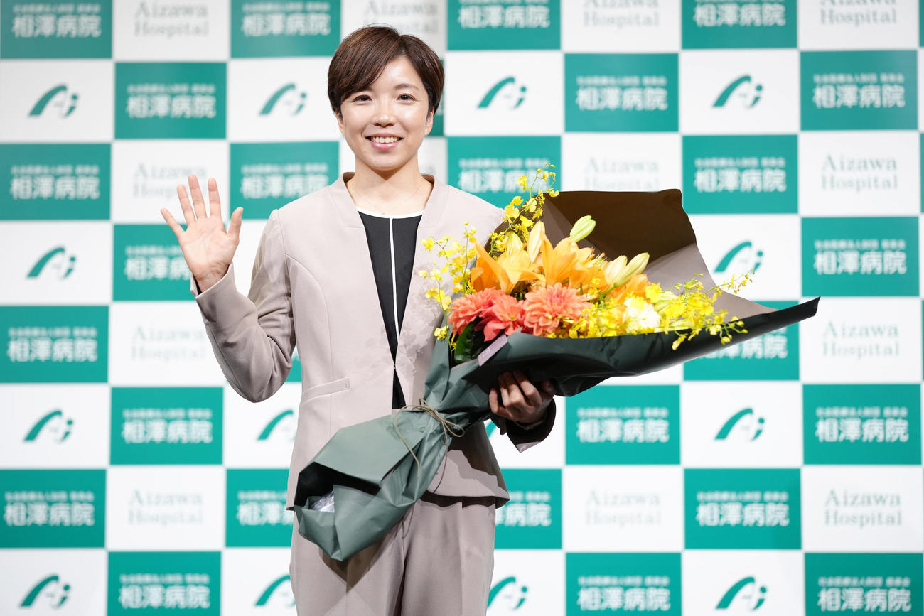 引退会見でを終え笑顔で写真に納まる小平さん（撮影・垰建太）