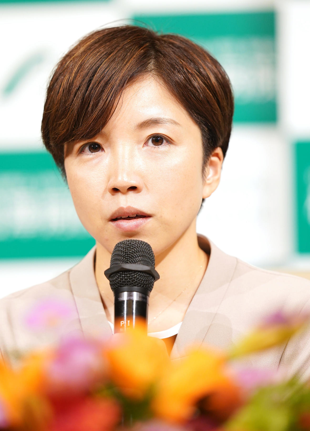 引退会見を行う小平さん（撮影・垰建太）