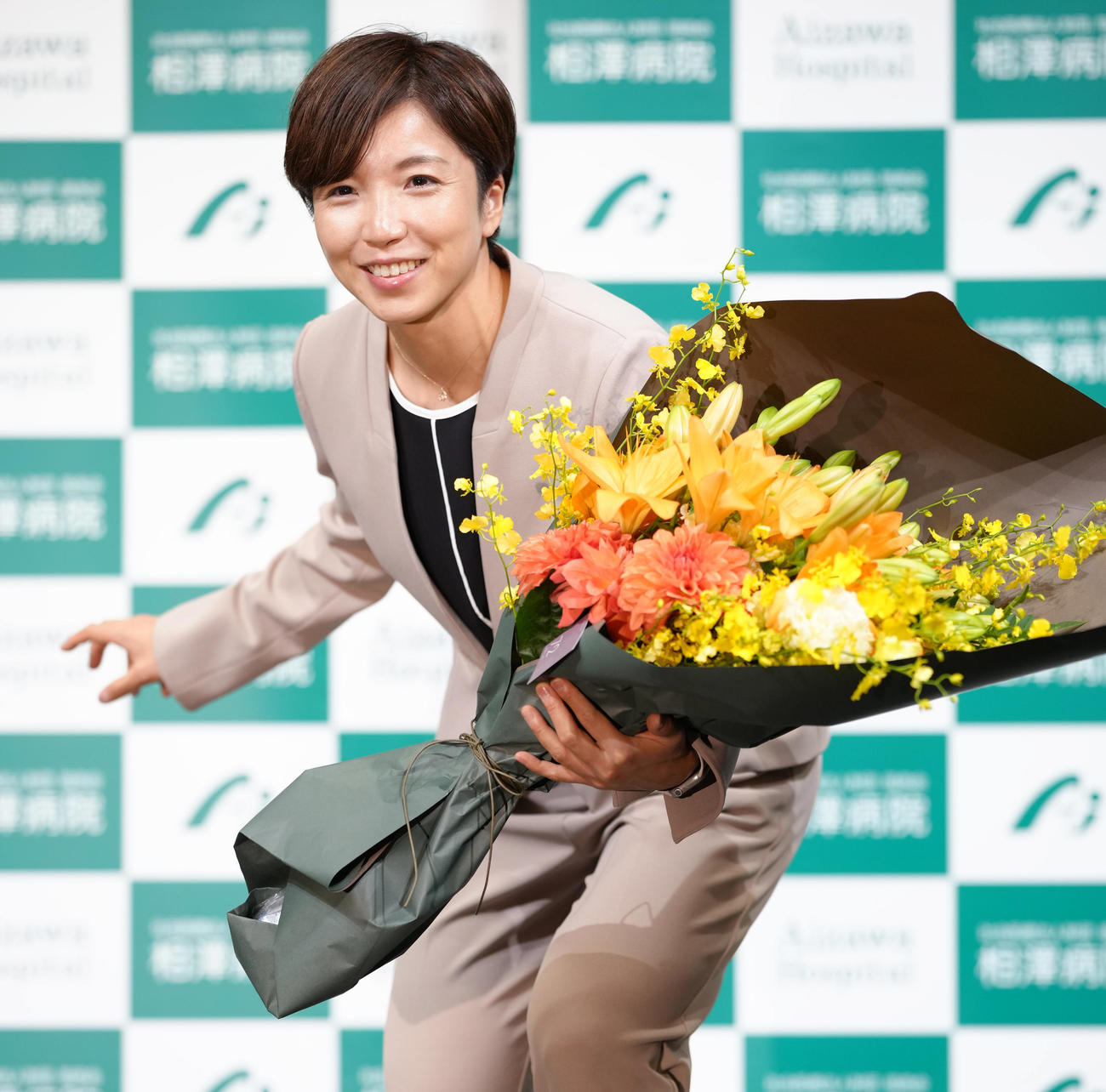 引退会見でスタートのフォームで写真に納まる小平さん（撮影・垰建太）