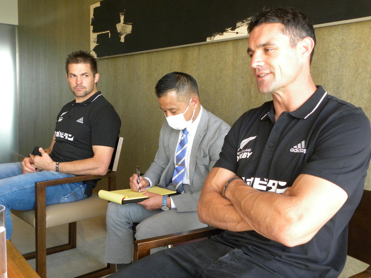 「リポビタンDチャレンジカップ2022」の日本－ニュージーランドに向けて、思いを語ったリッチー・マコウ氏（左）とダン・カーター氏（右）（撮影・松本航）