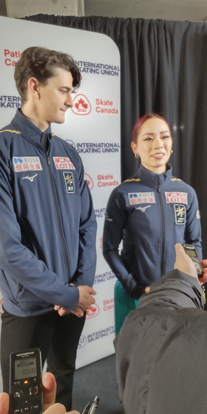 鮮やかな髪色の小松原美里（右）と尊