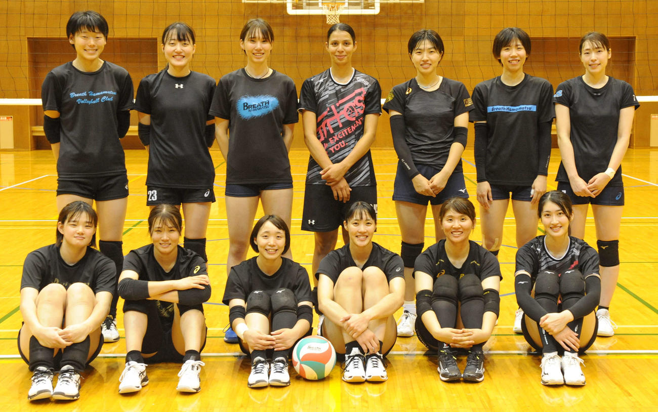 リーグ優勝を目指すブレス浜松の選手たち。後列中央がOHレイレライニ　　